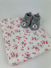 Load image into Gallery viewer, Baby Swaddle Blanket / Baby Girl Swaddle Blanket / Muslin Guaze Baby Blanket / Baby Shower Gift / Pink Floral Swaddle