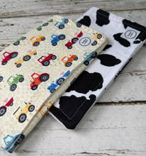 Load image into Gallery viewer, Burp cloth set of 2 in farm animal tractor print and cow print.
